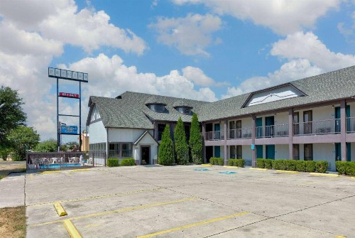 Howard Johnson by Wyndham San Marcos - image 43