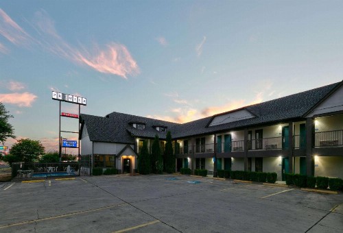 Howard Johnson by Wyndham San Marcos - image 44