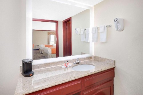 Howard Johnson by Wyndham San Marcos - image 48