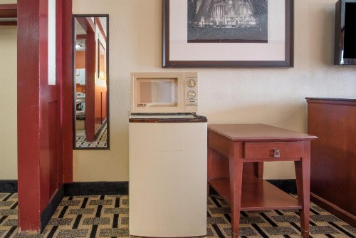 Howard Johnson by Wyndham San Marcos - image 5