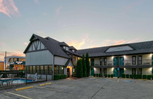 Howard Johnson by Wyndham San Marcos - image 8
