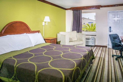 Super 8 by Wyndham San Marcos - image 11