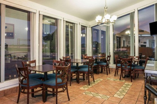 Super 8 by Wyndham San Marcos - image 14