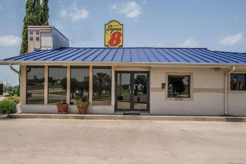 Super 8 by Wyndham San Marcos - image 2