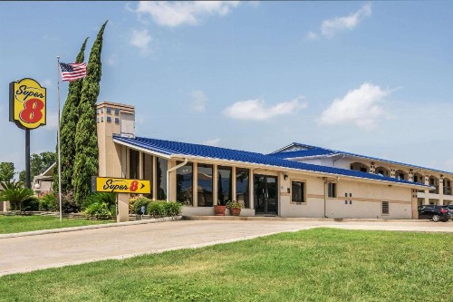 Super 8 by Wyndham San Marcos - image 3