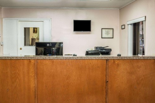 Super 8 by Wyndham San Marcos - image 4