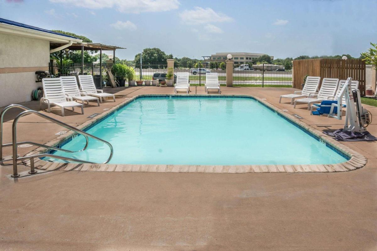 Super 8 by Wyndham San Marcos - image 5