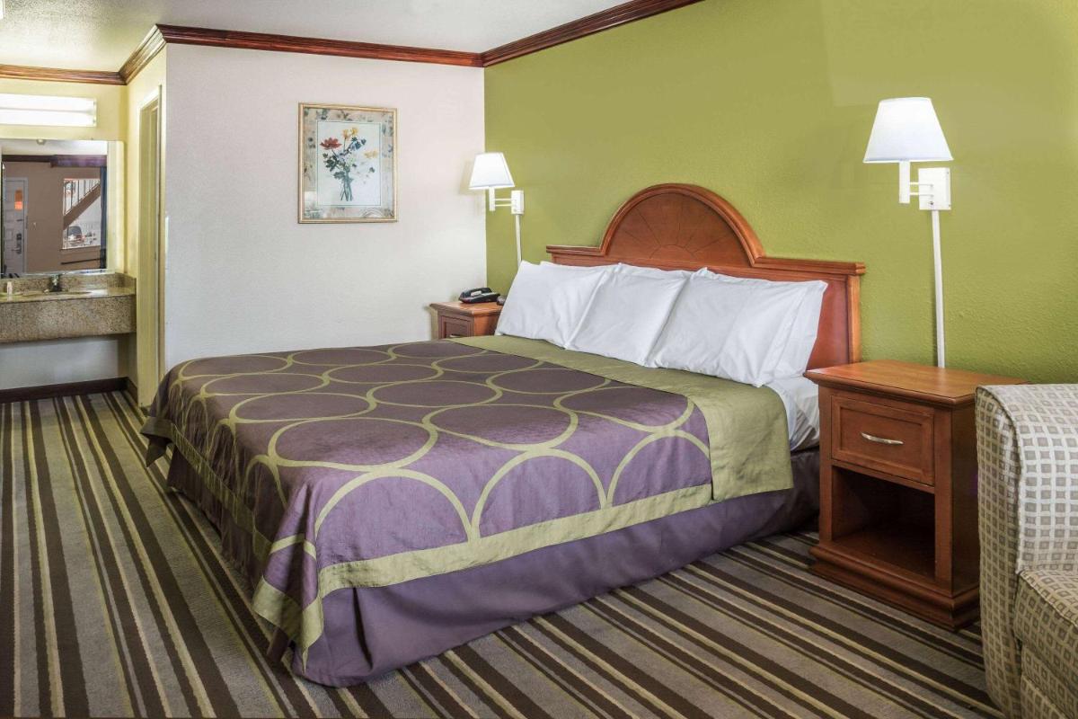 Super 8 by Wyndham San Marcos - image 7