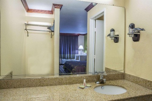 Super 8 by Wyndham San Marcos - image 8