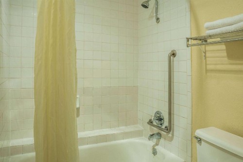 Super 8 by Wyndham San Marcos - image 9