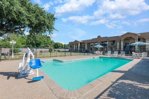 Days Inn by Wyndham San Marcos - image 9