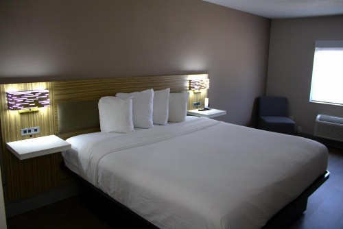 Baymont Inn & Suites by Wyndham San Marcos - image 8