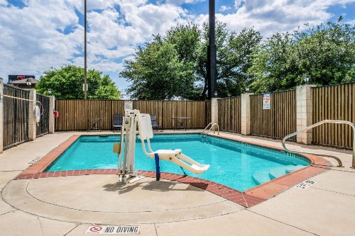 Comfort Suites Near Texas State University - image 13