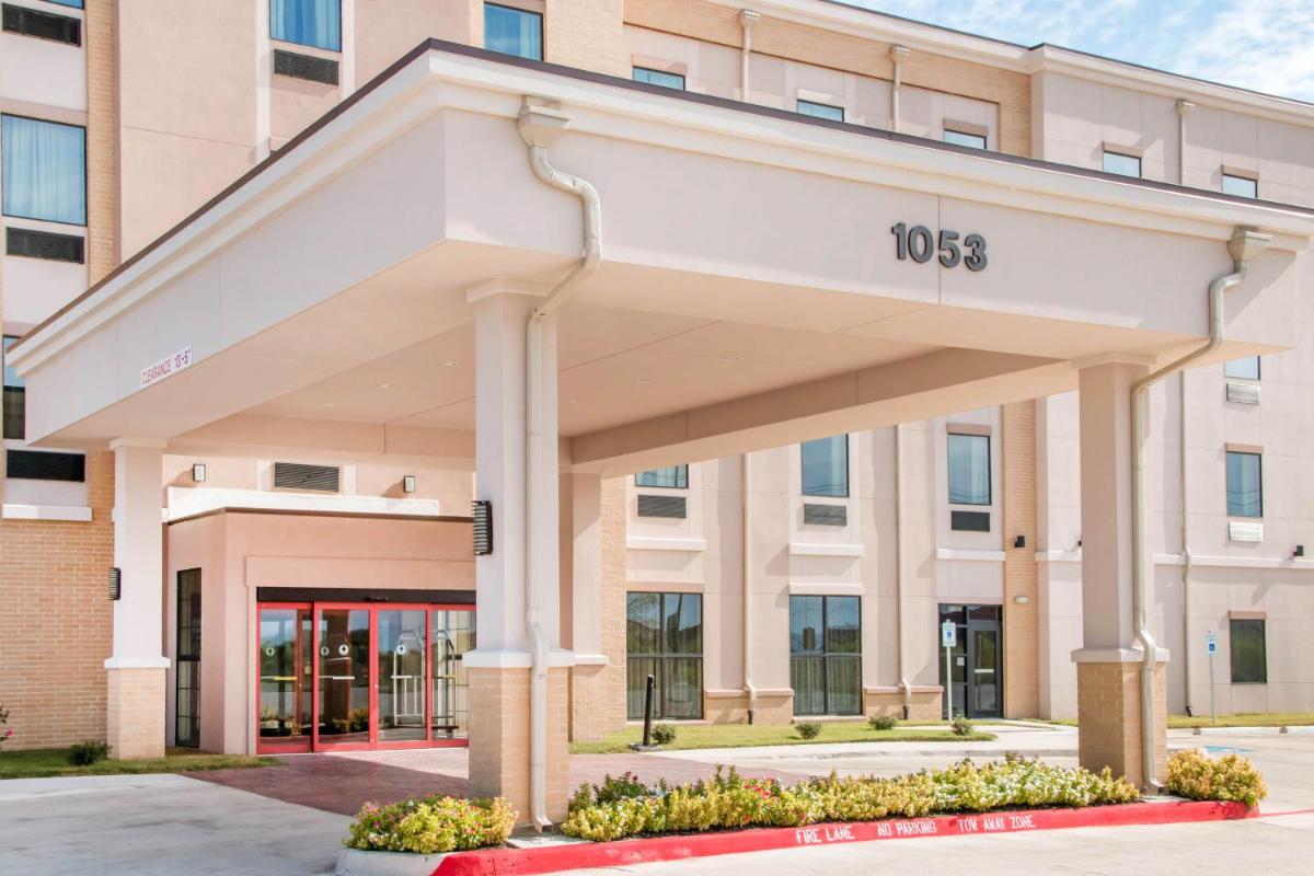 Comfort Inn & Suites San Marcos - image 4