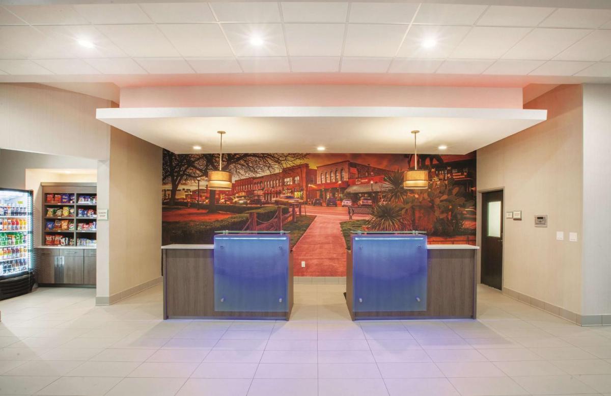 La Quinta by Wyndham San Marcos Outlet Mall - image 7