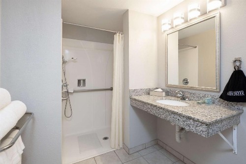 Best Western Coyote Point Inn - image 12