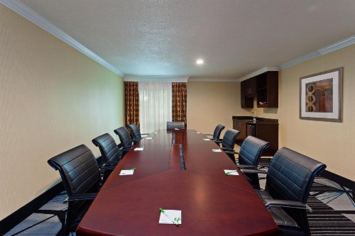 Holiday Inn & Suites San Mateo - SFO an IHG Hotel - image 5