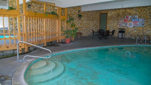 Silver Surf Motel - image 10
