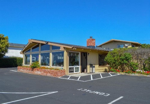 Silver Surf Motel - image 2