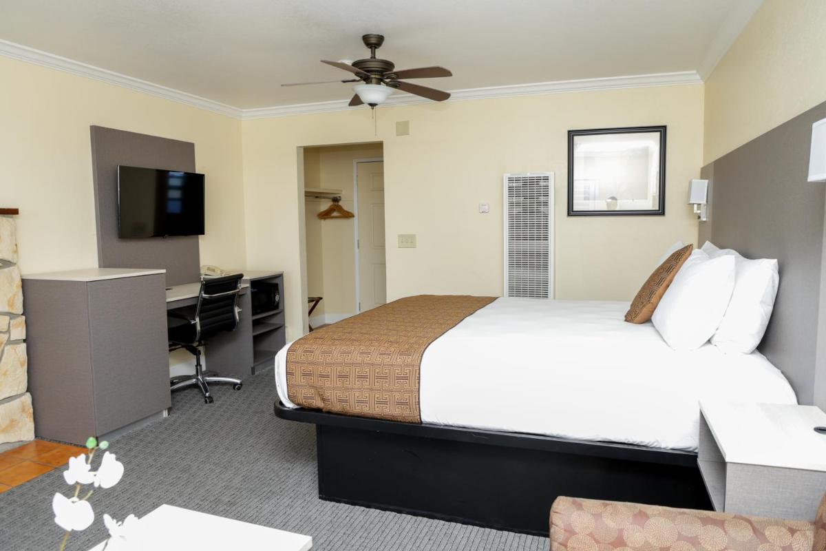 Silver Surf Motel - image 3