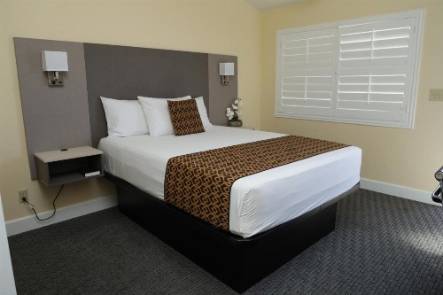 Silver Surf Motel - image 33