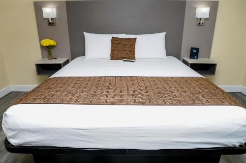 Silver Surf Motel - image 4