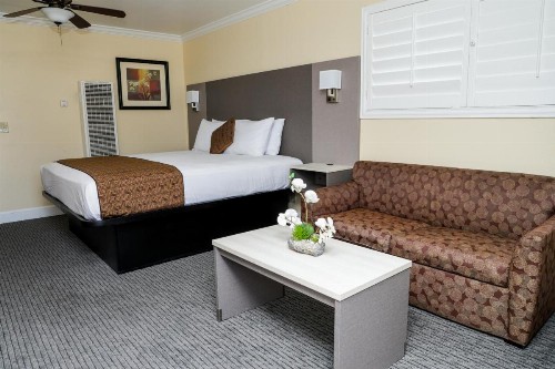 Silver Surf Motel - image 6
