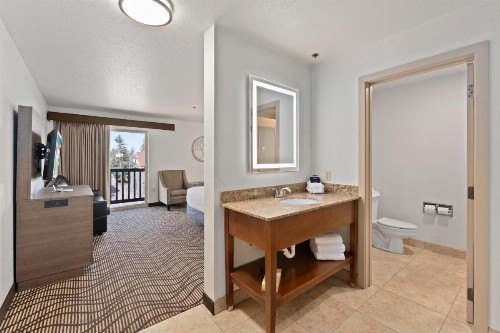 Cedar Street Hotel & Suites - image 10