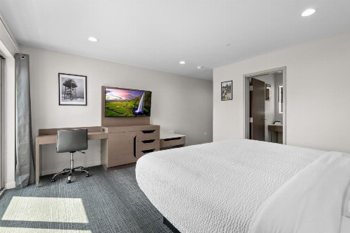 Cedar Street Hotel & Suites - image 24