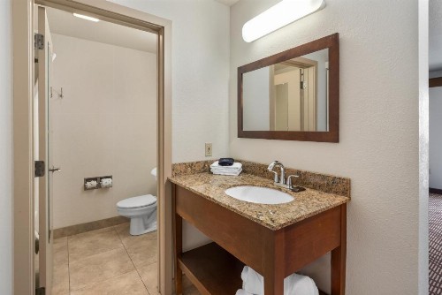 Cedar Street Hotel & Suites - image 35