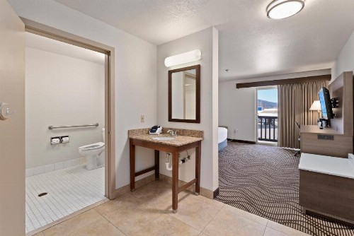Cedar Street Hotel & Suites - image 36