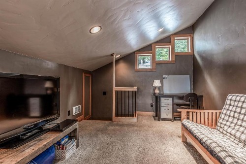 3 Bed 3 Bath Vacation home in Schweitzer Mountain