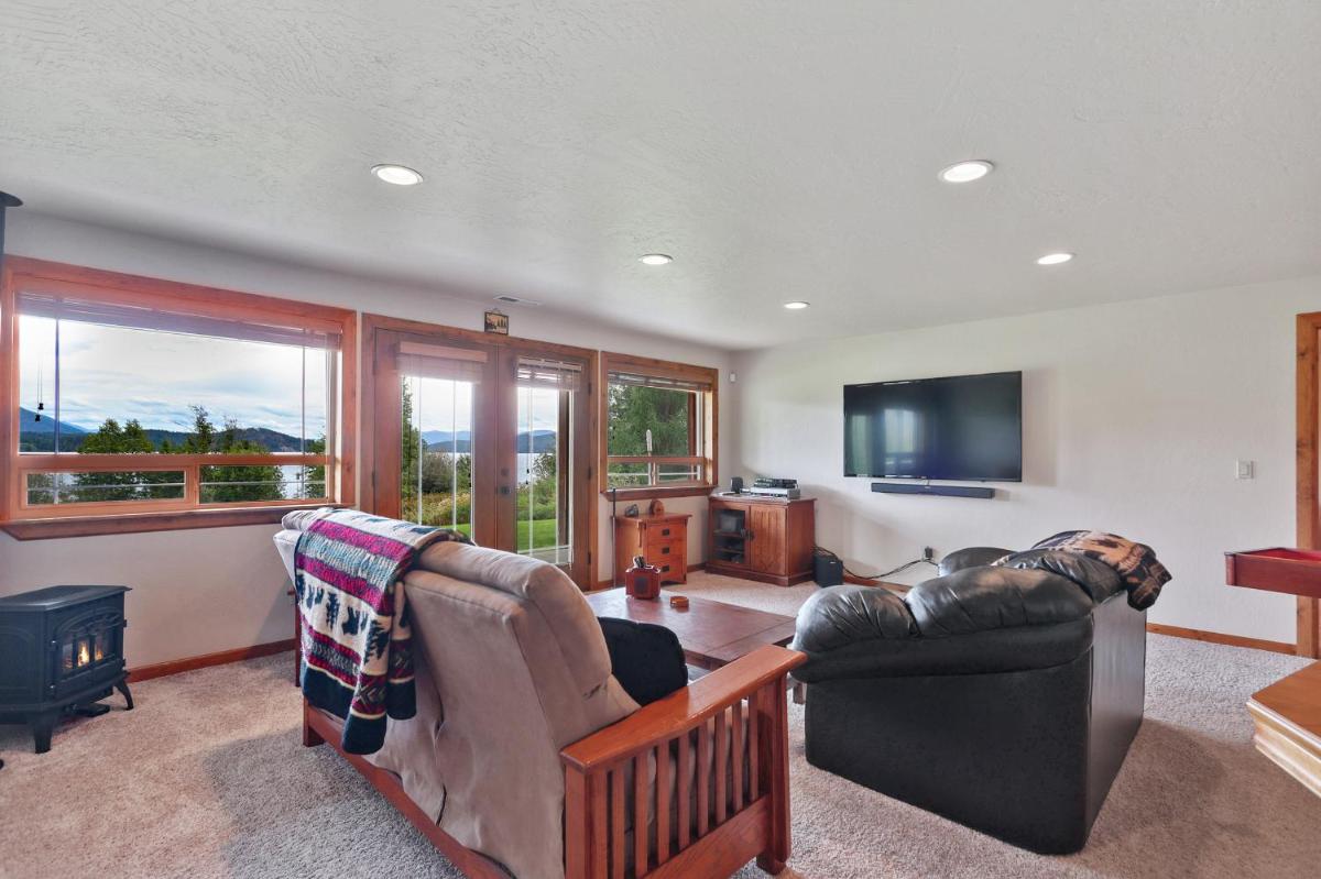 Lakefront Luxury - image 6