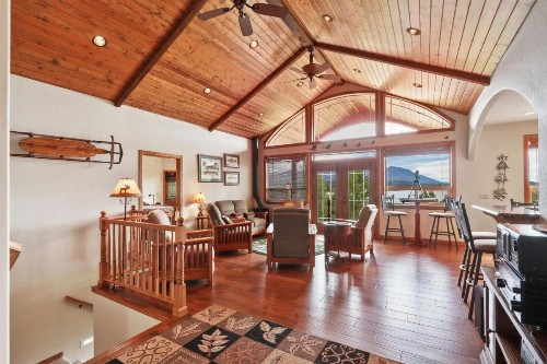 Lakefront Luxury - image 9