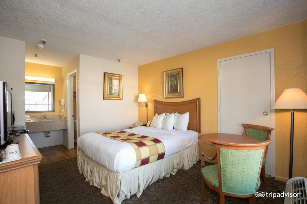 Budget Inn Sanford International Airport - image 4