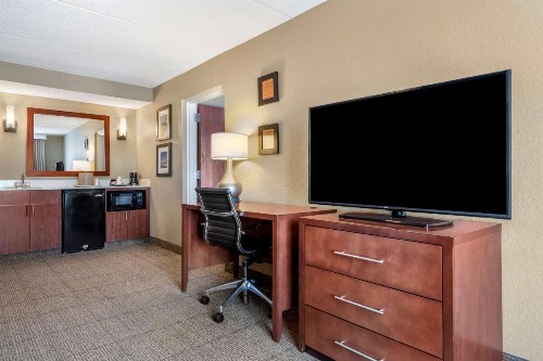 Comfort Inn & Suites Orlando North - image 39
