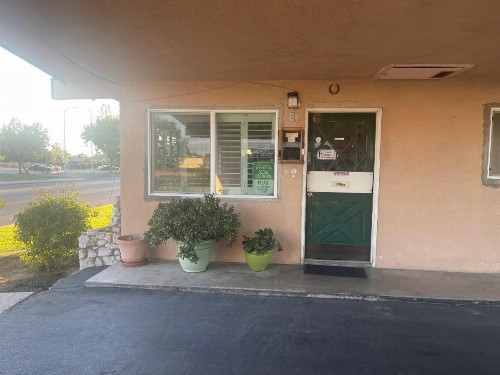 Townhouse Motel - image 11