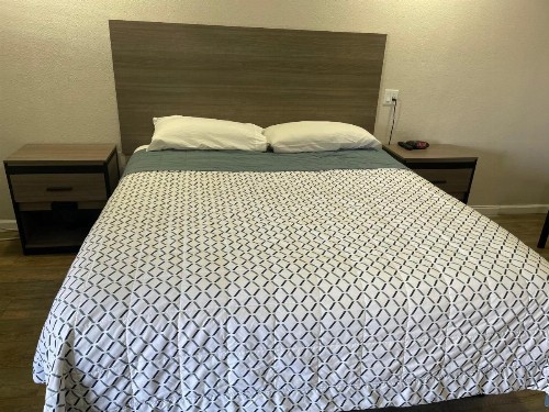 Townhouse Motel - image 8
