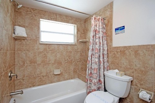 Island Inn - image 17