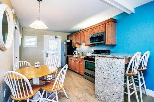Island Inn - image 9