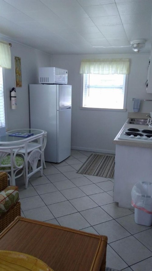 Tropical Winds Beachfront Motel and Cottages - image 2