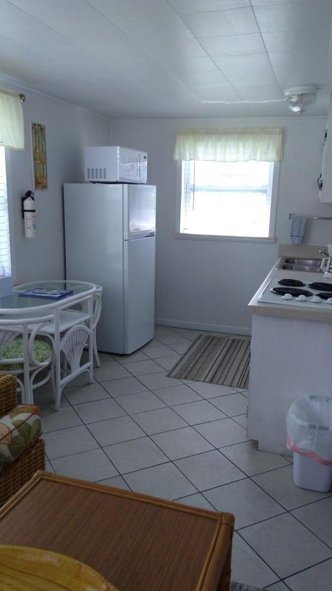 Tropical Winds Beachfront Motel and Cottages - image 2
