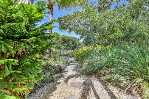 LAKE PALMS 7 - image 10