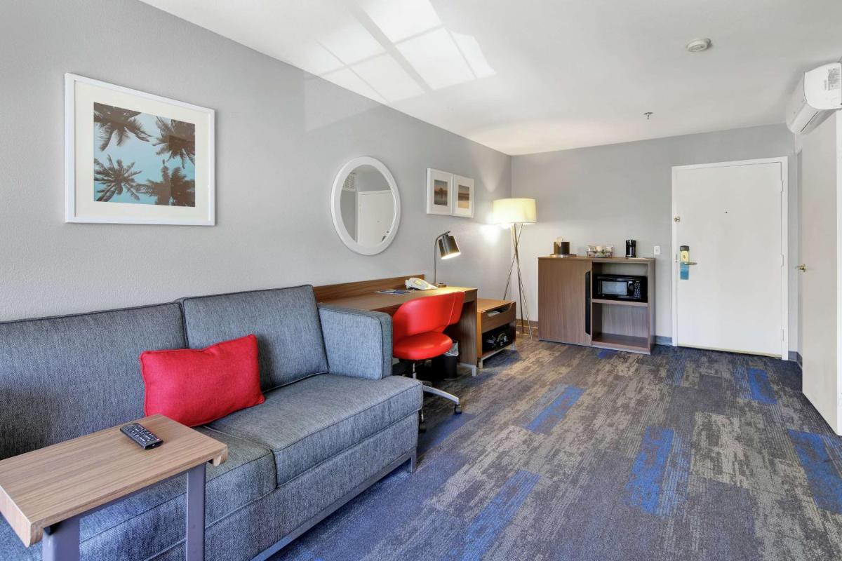 Hampton Inn & Suites Santa Ana/Orange County Airport - image 2