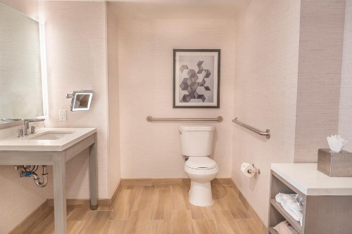 DoubleTree by Hilton Orange County Airport - image 18