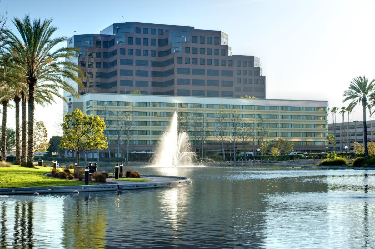 DoubleTree by Hilton Orange County Airport - image 2