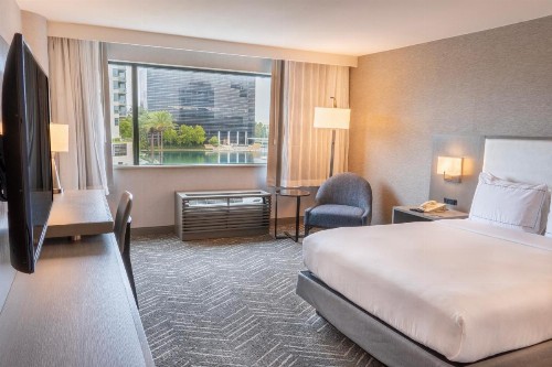 DoubleTree by Hilton Orange County Airport - image 4