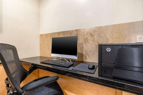 Best Western Plus Orange County Airport North - image 9