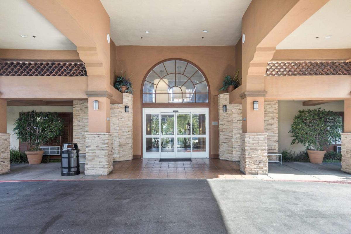 Country Inn & Suites by Radisson John Wayne Airport CA - main image