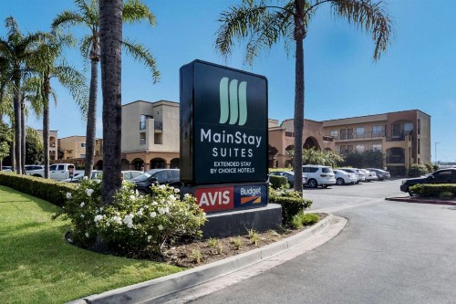 Country Inn & Suites by Radisson John Wayne Airport CA - image 2